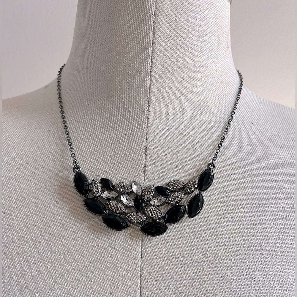 ⚡️2/$15⚡️Black jeweled statement necklace